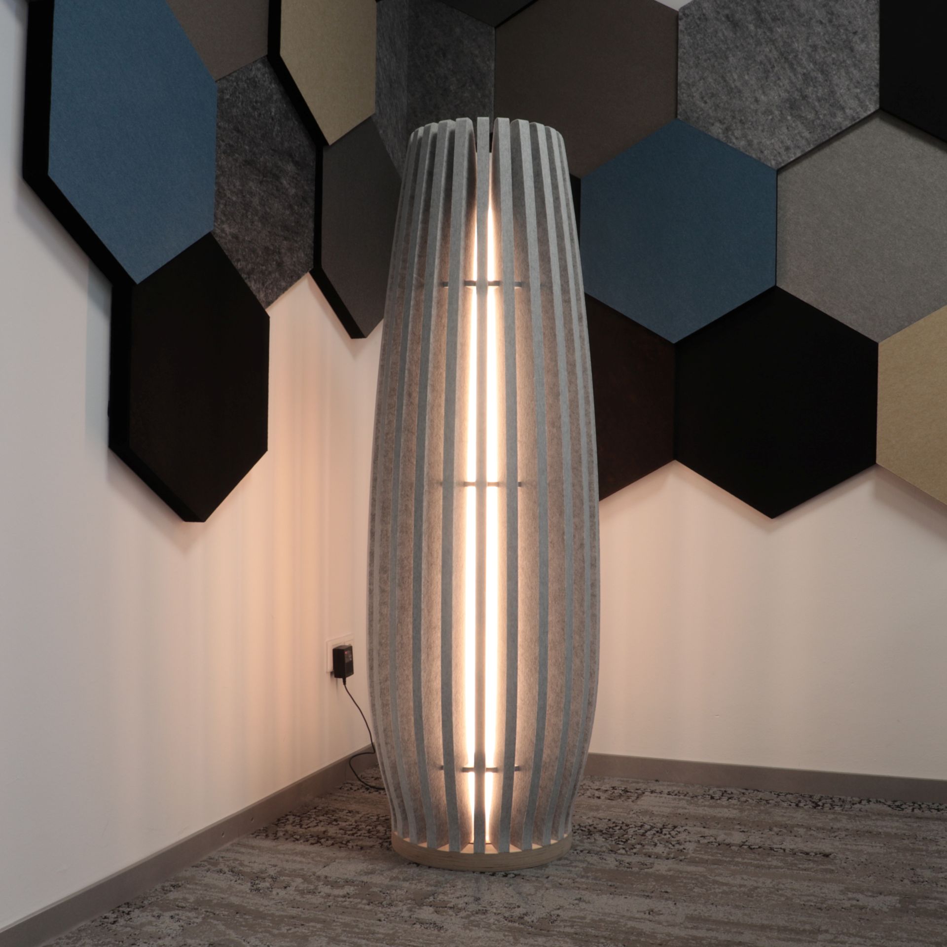 Stehlampe aus akustischem Material