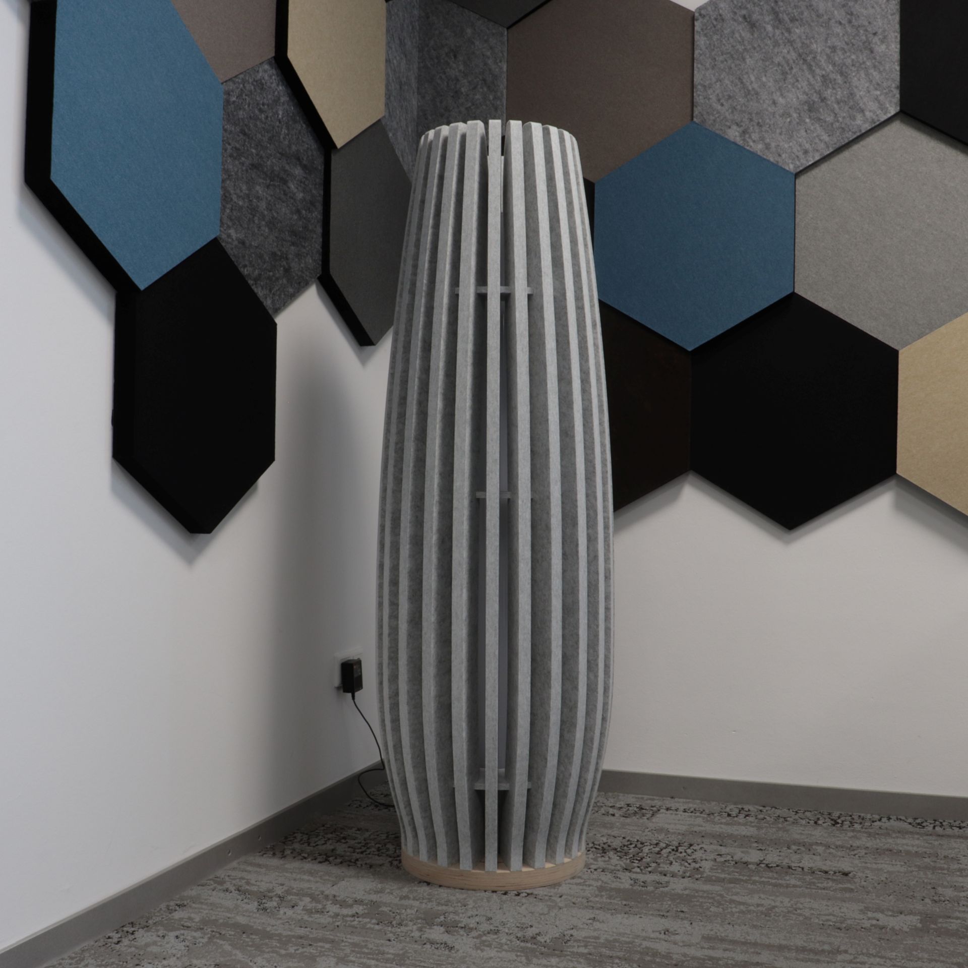 Stehlampe aus akustischem Material