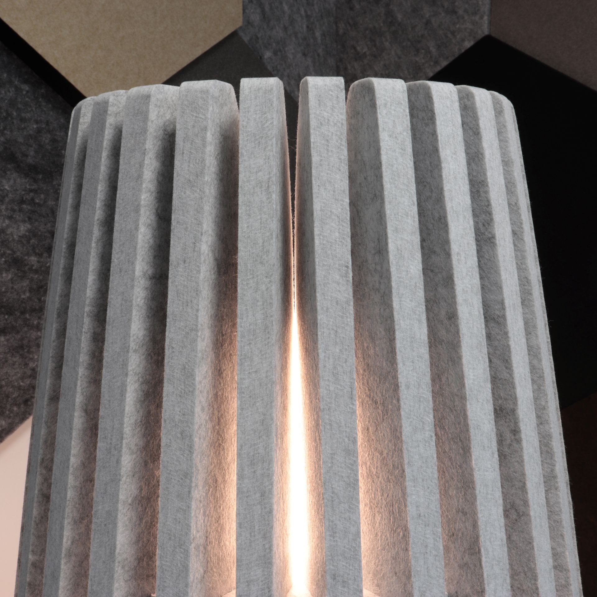 Stehlampe aus akustischem Material